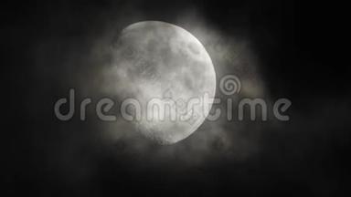 夜空中有云的月亮。 秋天的夜晚多云天气。 神秘的夜空与月亮。 可怕的夜晚和神秘。 博士